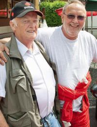 Der Lichtenfelser Ernst Barth (links) brachte Ulrich Hartmann-Dümpert vor über 40 Jahren das Autofahren bei.